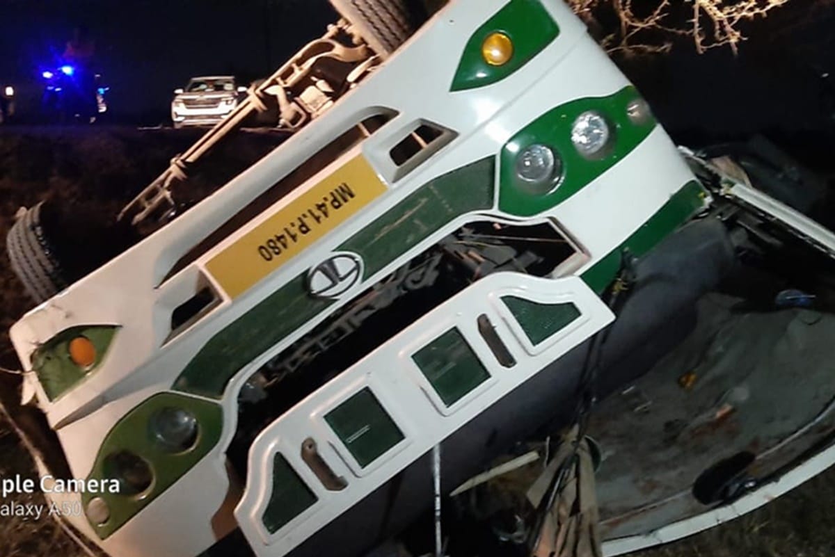 bus full with baraatis overturned in devas district which killed and injured many people district hospital