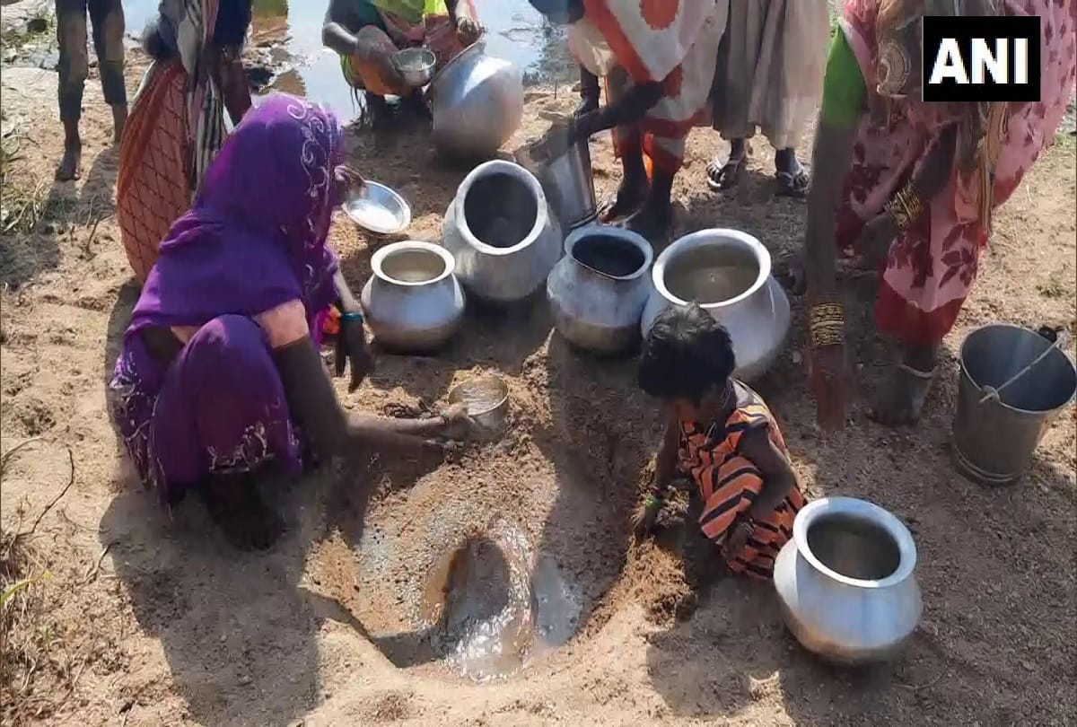 Villagers drinking drainage water allegedly due to the non availability of hand pump water in Chhattisgarh