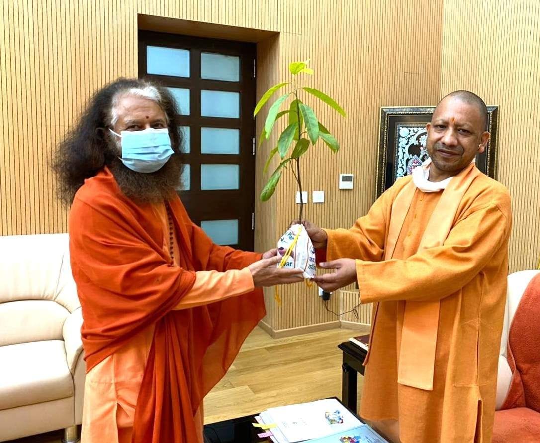 Parmarth Niketan gave a check of 51 lakhs for the Ram temple
