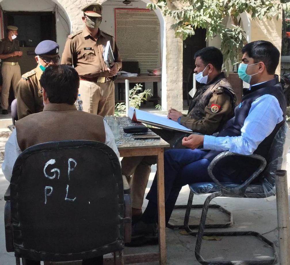 Officers kept distributing the complainants during Samadhan Divas