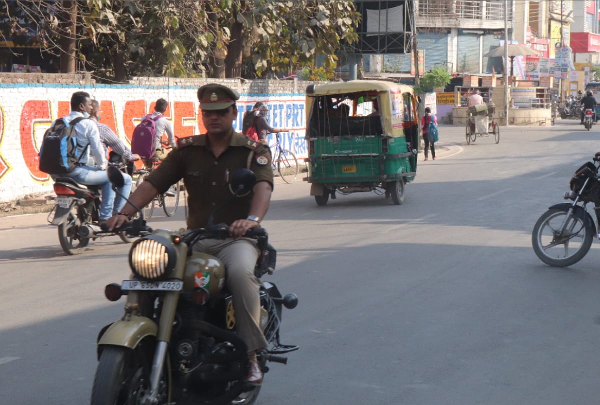 Even after knowing Covid 19 infection Police avoid mask in Gorakhpur