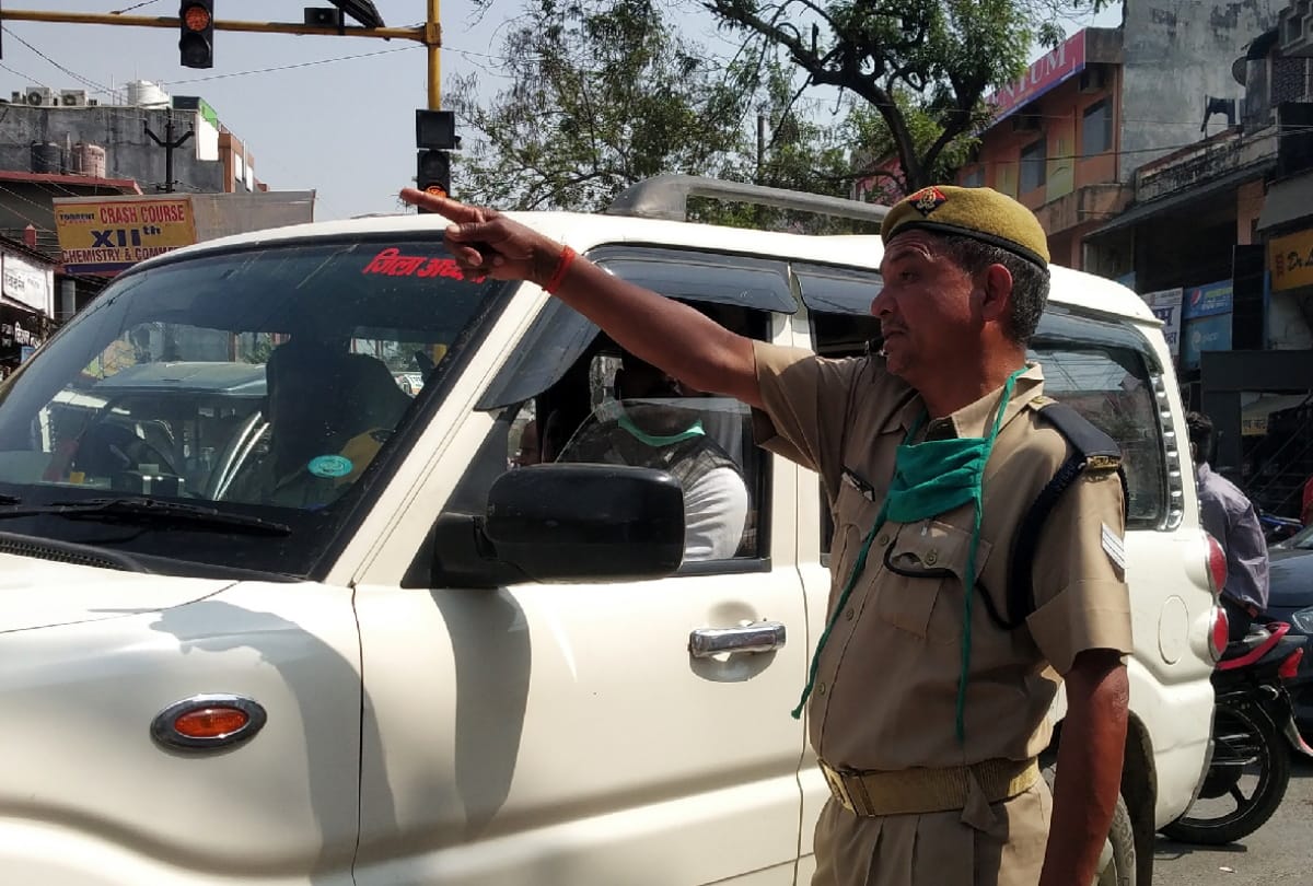 Even after knowing Covid 19 infection Police avoid mask in Gorakhpur