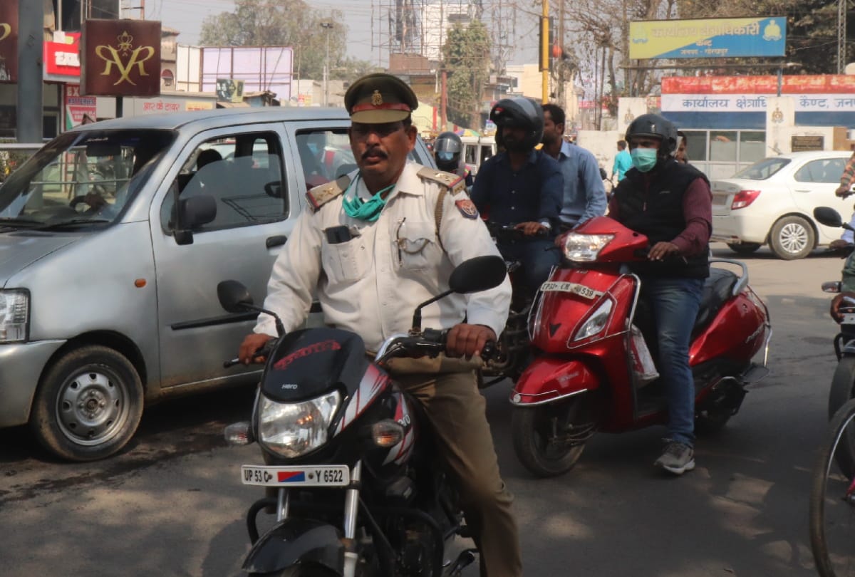 Even after knowing Covid 19 infection Police avoid mask in Gorakhpur