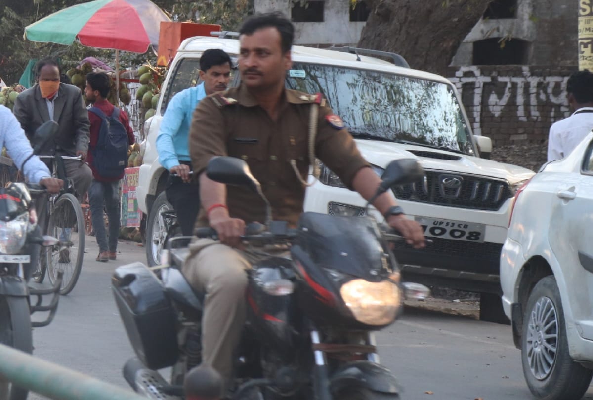 Even after knowing Covid 19 infection Police avoid mask in Gorakhpur