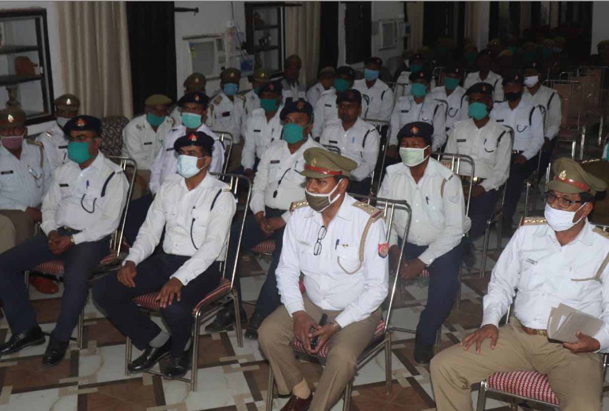 SSP gave instructions to policemen of traffic duty and PRD Jawan for traffic free city in gorakhpur