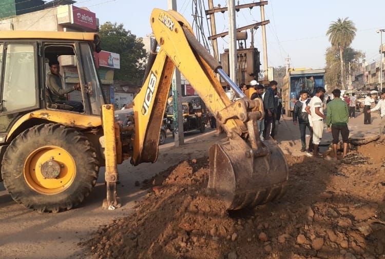A youth got stuck in sewage pipeline at Hisar of Haryana 