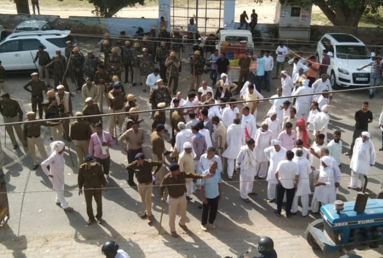 Farmers protested against agriculture minister at Siwani Mandi of Haryana