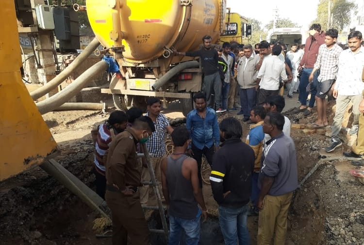 A youth got stuck in sewage pipeline at Hisar of Haryana 