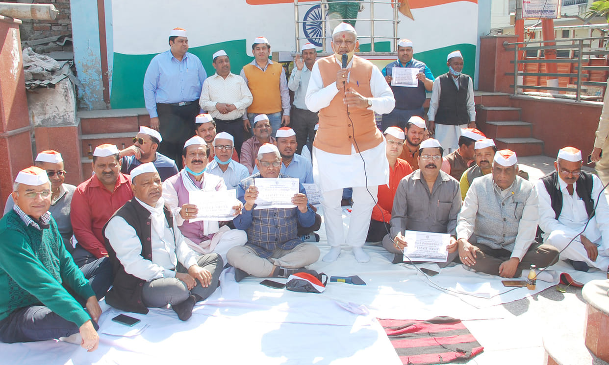 Traders demonstrate at Subhash Chowk