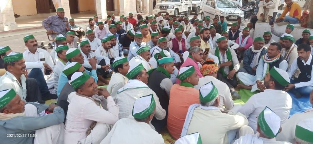 Mathura: In protest against agricultural laws, Bhakiyu staged a sit-in demonstration in Tehsil