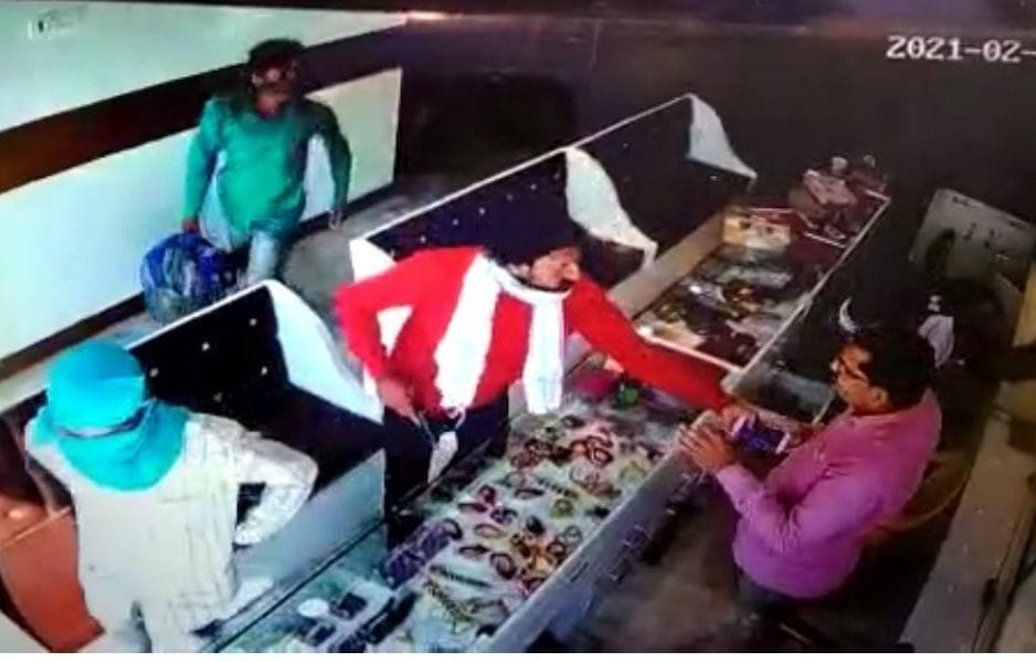 loot, jewellers shop, 250 gram gold, 8 kg silver
