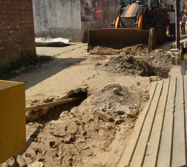 Sewer diggings in Jat Colony increases the trouble