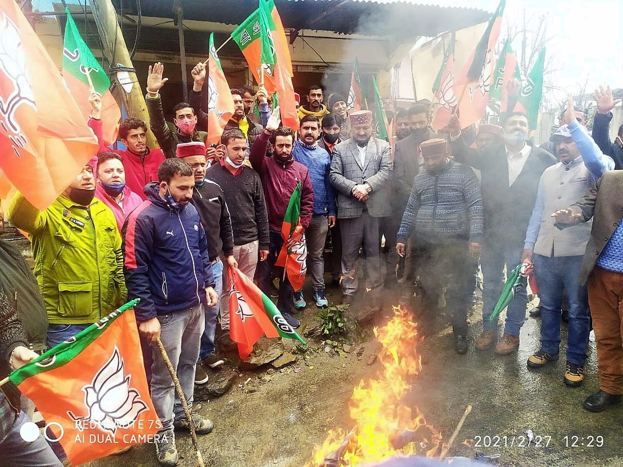 bjp protest against congress at rohru and chopal