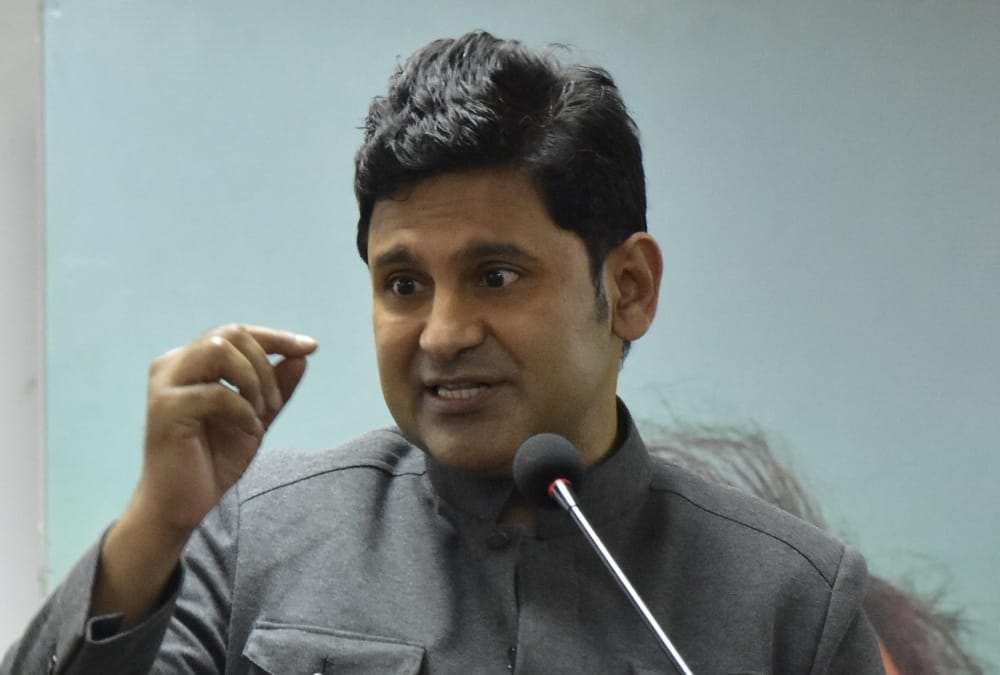 Writer Manoj Muntshir replied on Rahul Gandhi's comment.