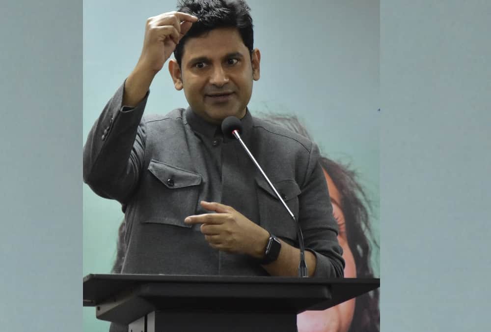 Manoj Muntashir Says If Teri Mitti is a copy of any song I will quit writing for ever