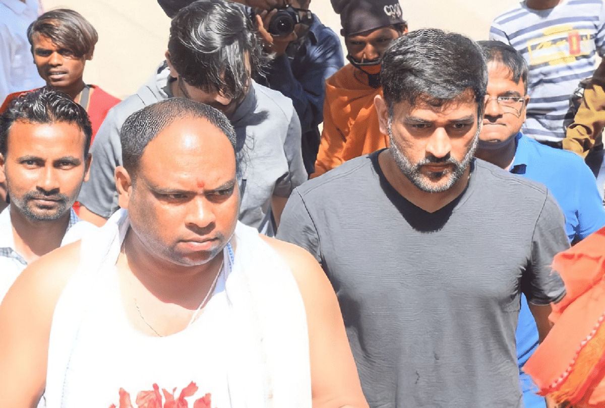CSK captain MS Dhoni visited the Dewri temple in ranchi, picture goes viral