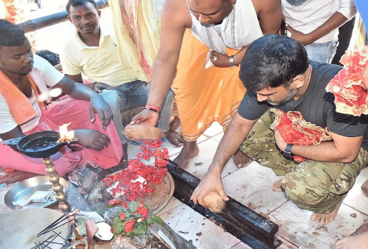 CSK captain MS Dhoni visited the Dewri temple in ranchi, picture goes viral