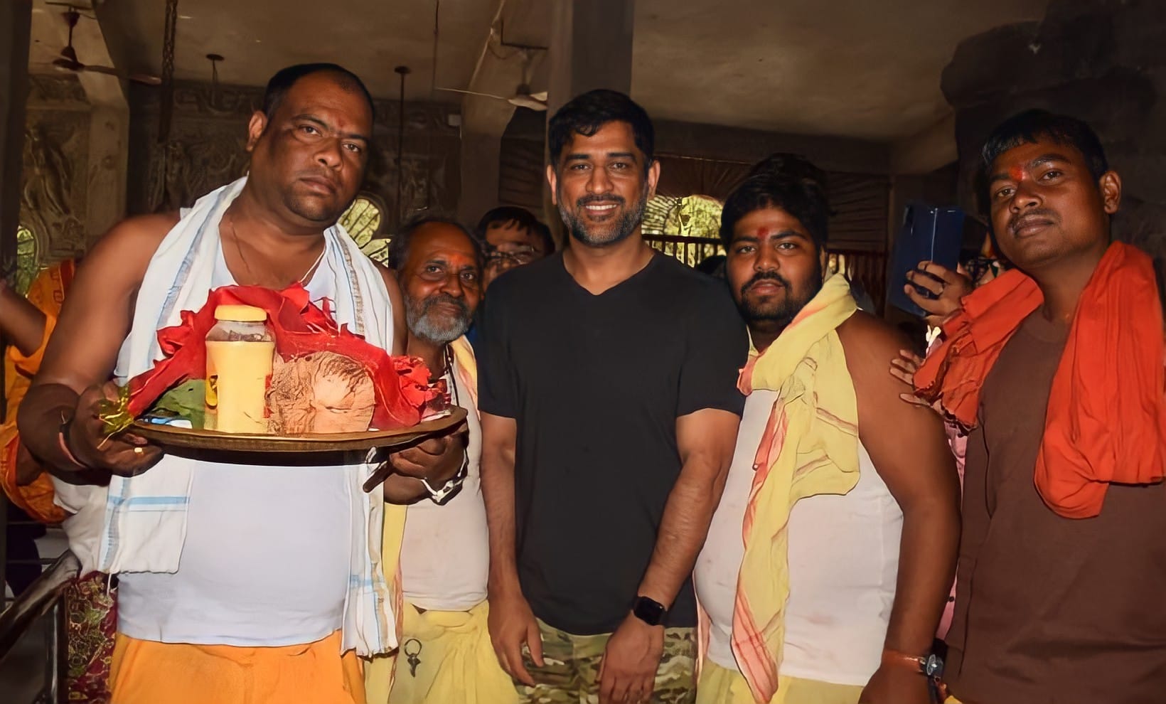 CSK captain MS Dhoni visited the Dewri temple in ranchi, picture goes viral