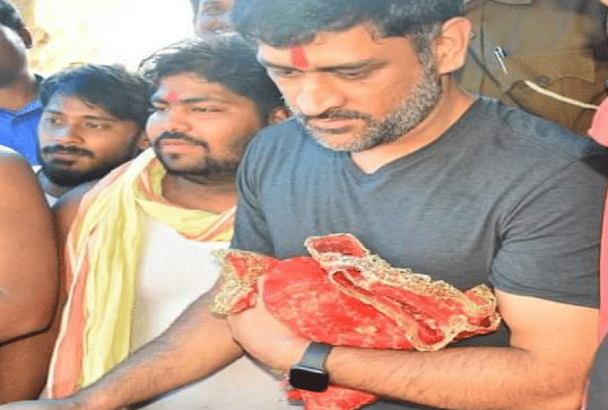 CSK captain MS Dhoni visited the Dewri temple in ranchi, picture goes viral