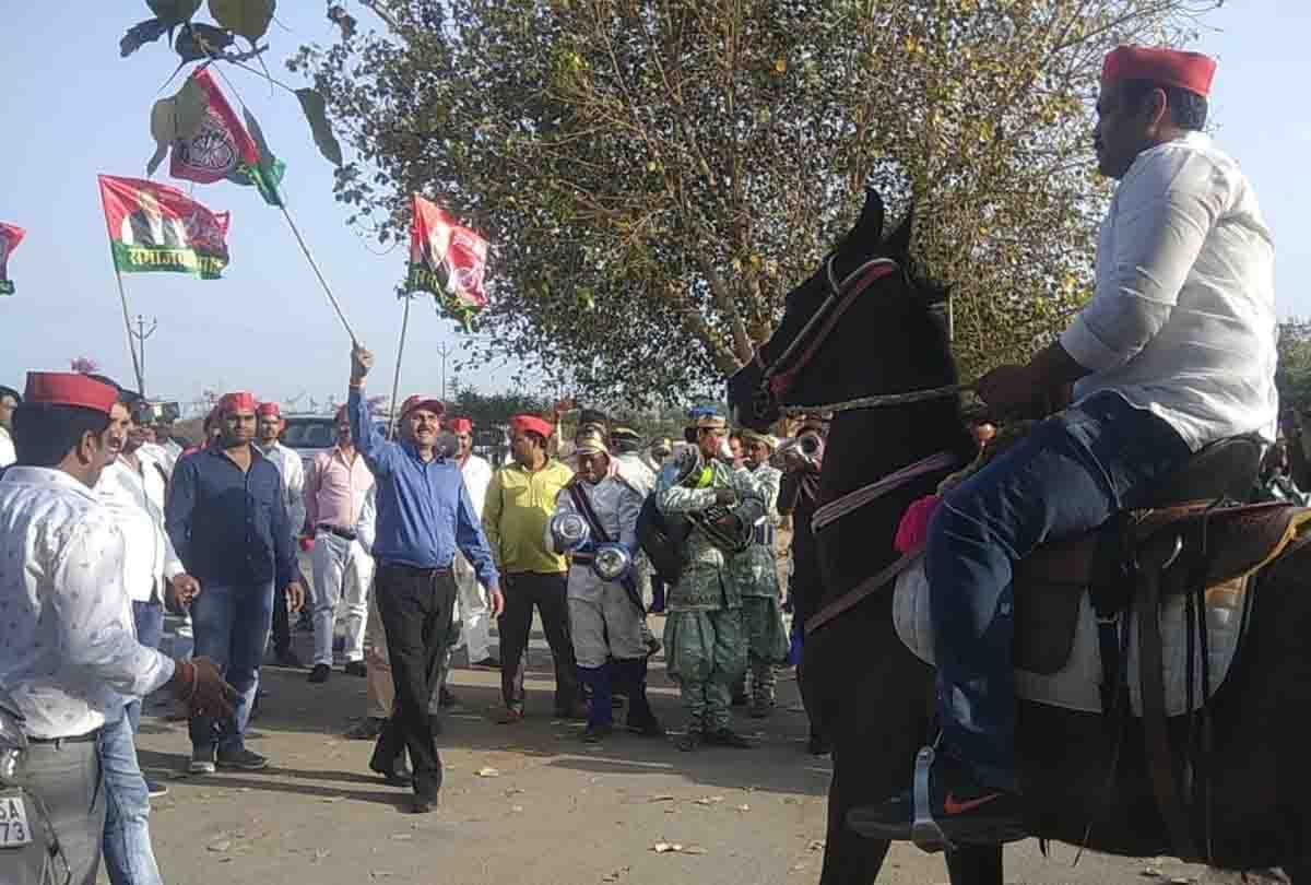 Politics heats up on the lions of the safari, the supporters protested against being sent to Gorakhpur