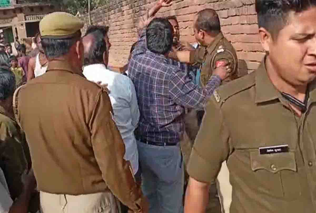 UP: Villagers scramble with revenue and police team to capture possession in Kannauj