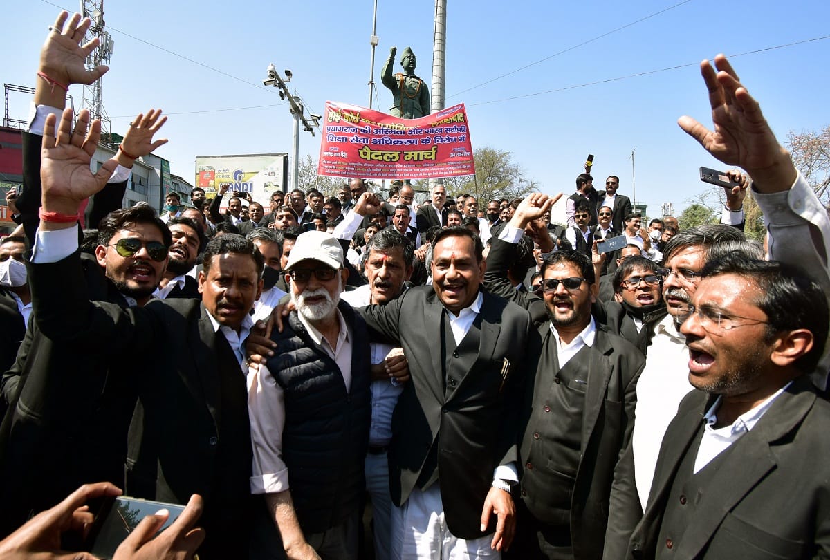 Advocates on the road in Prayagraj, protesting against the Education Tribunal, will not do judicial work even on Monday