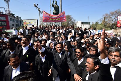 Advocates on the road in Prayagraj, protesting against the Education Tribunal, will not do judicial work even on Monday