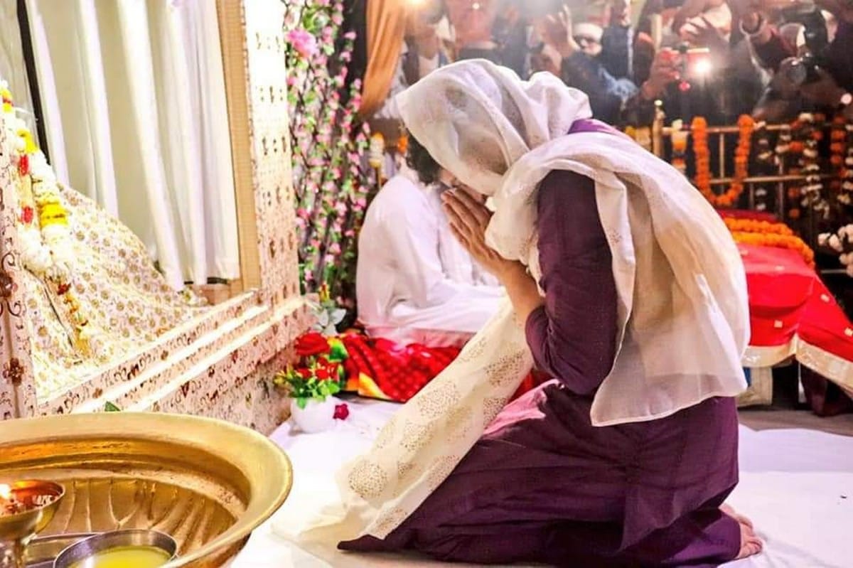 Priyanka gandhi reached varanasi worship in ravidas mandir shirgovardhan varanasi