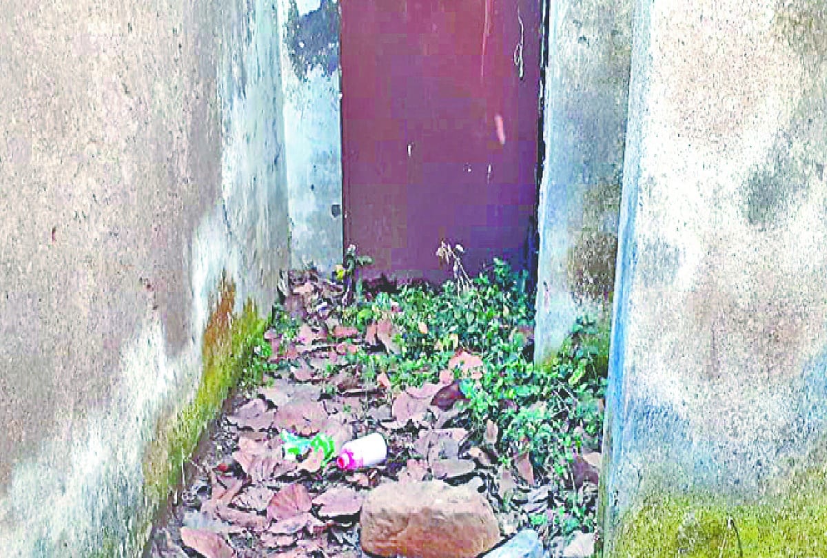 Jammu-Kashmir: Students are facing problem due to bad toilets in this school, see photos