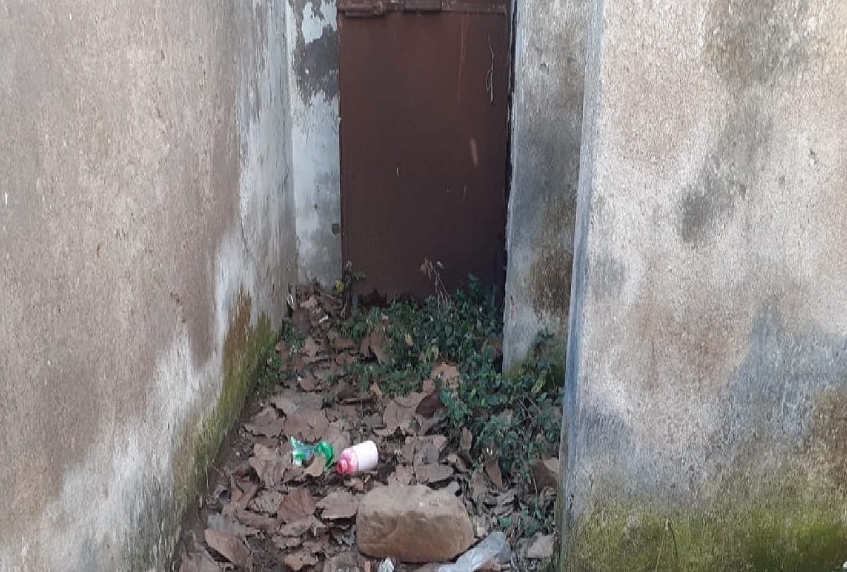 Jammu-Kashmir: Students are facing problem due to bad toilets in this school, see photos