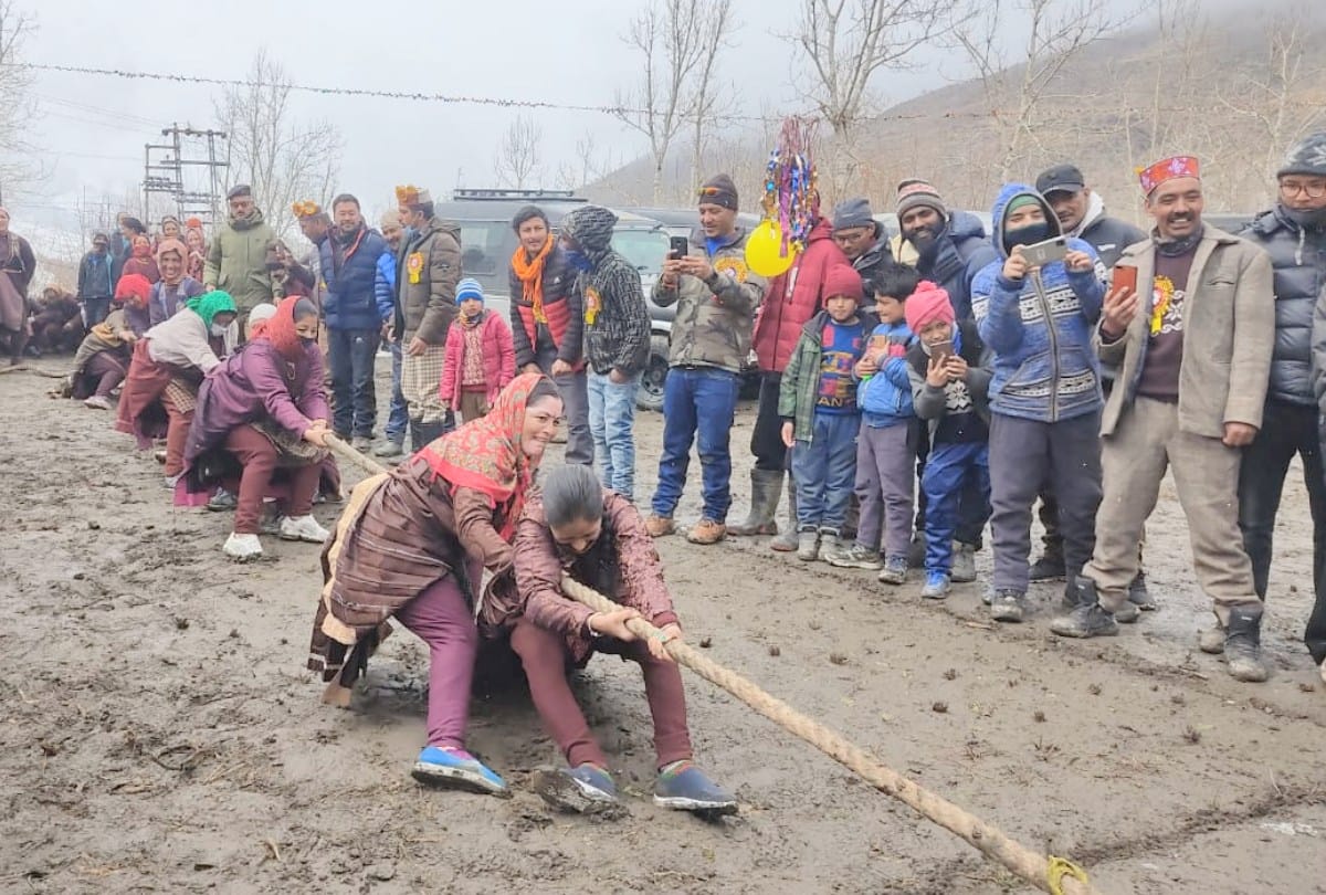 snowfall festival lahul news: people Worshiped by making eight feet high snow shivling