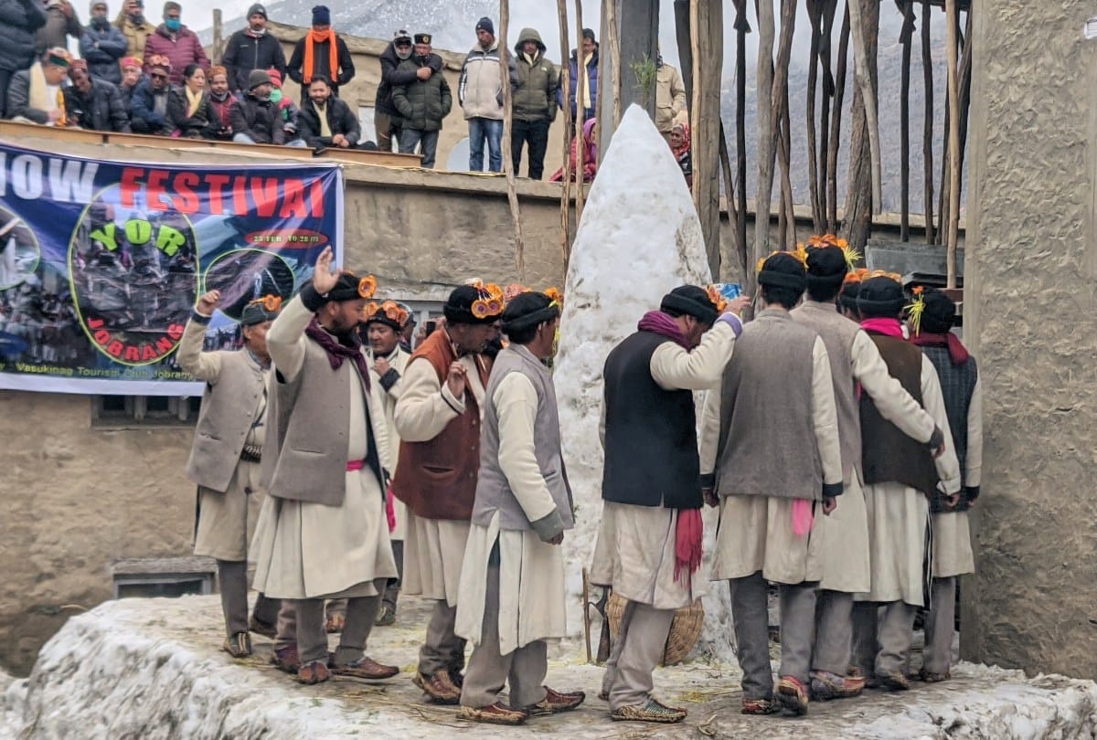 snowfall festival lahul news: people Worshiped by making eight feet high snow shivling