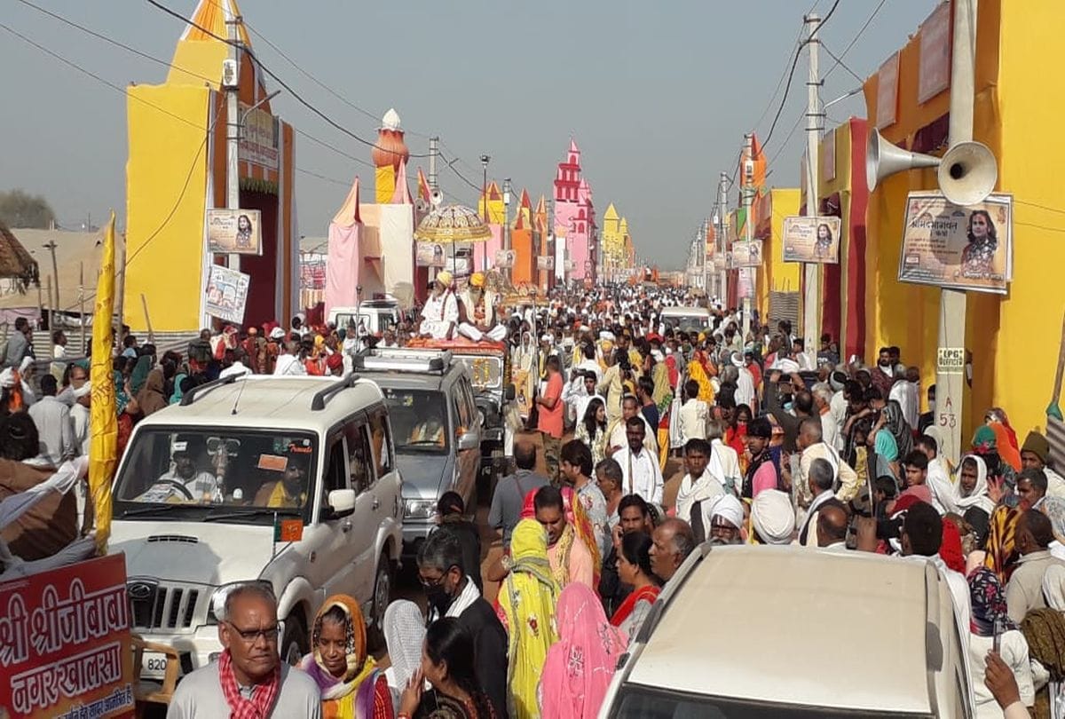 huge crowd of devotees gathered in vrindavan kumbh mela