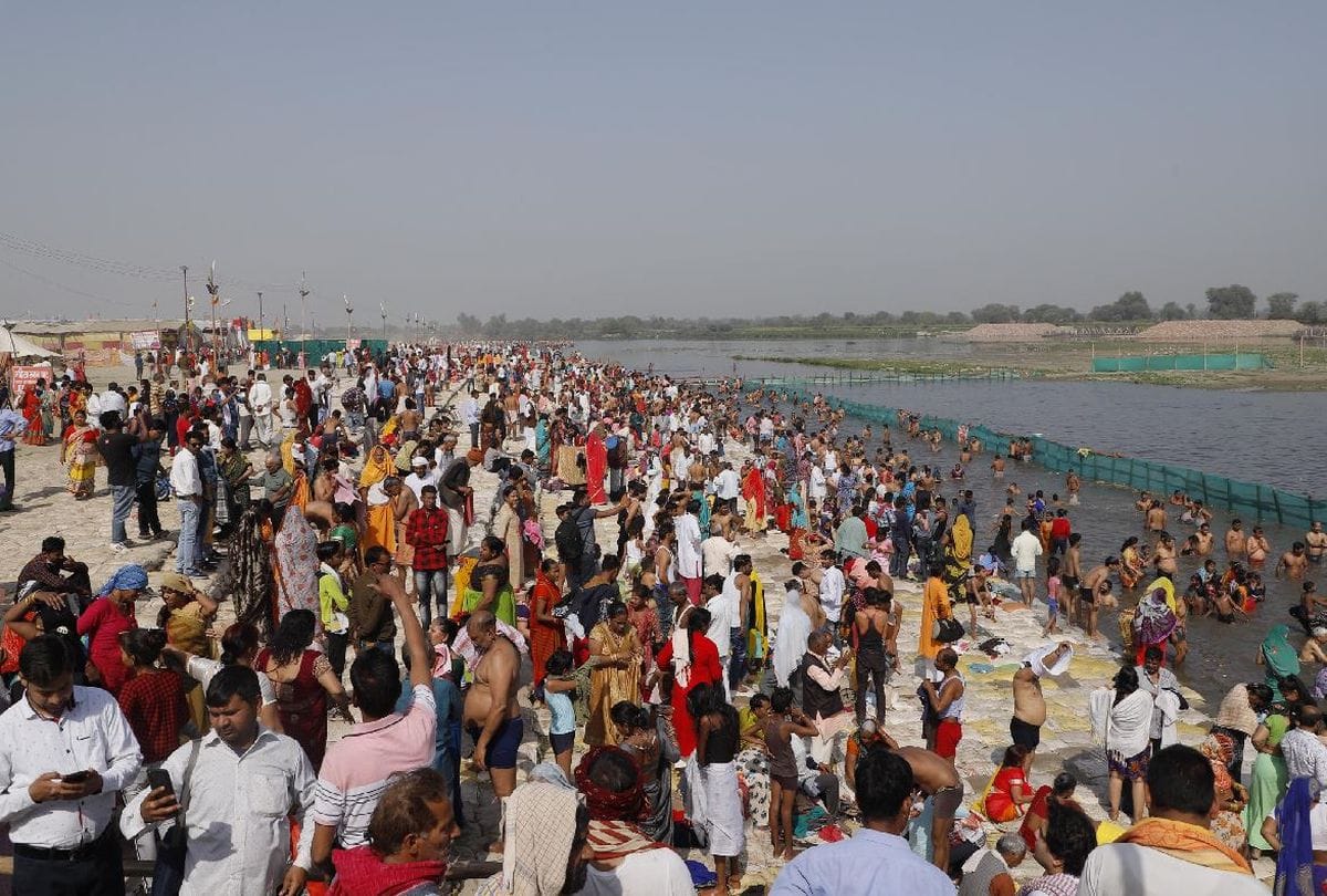 huge crowd of devotees gathered in vrindavan kumbh mela