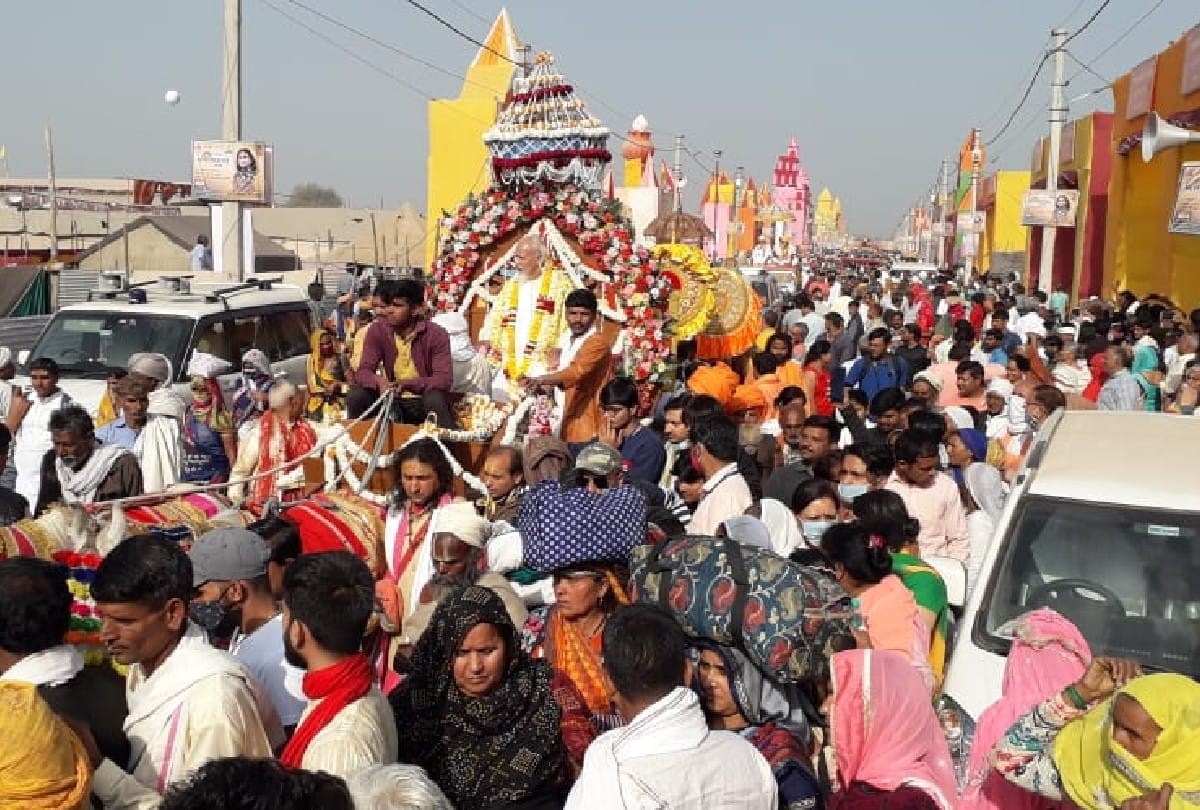 huge crowd of devotees gathered in vrindavan kumbh mela