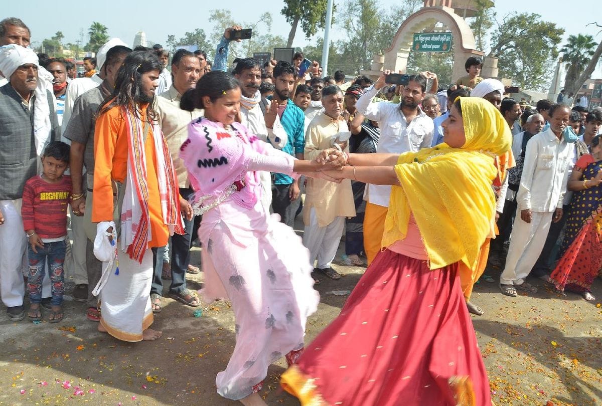 huge crowd of devotees gathered in vrindavan kumbh mela