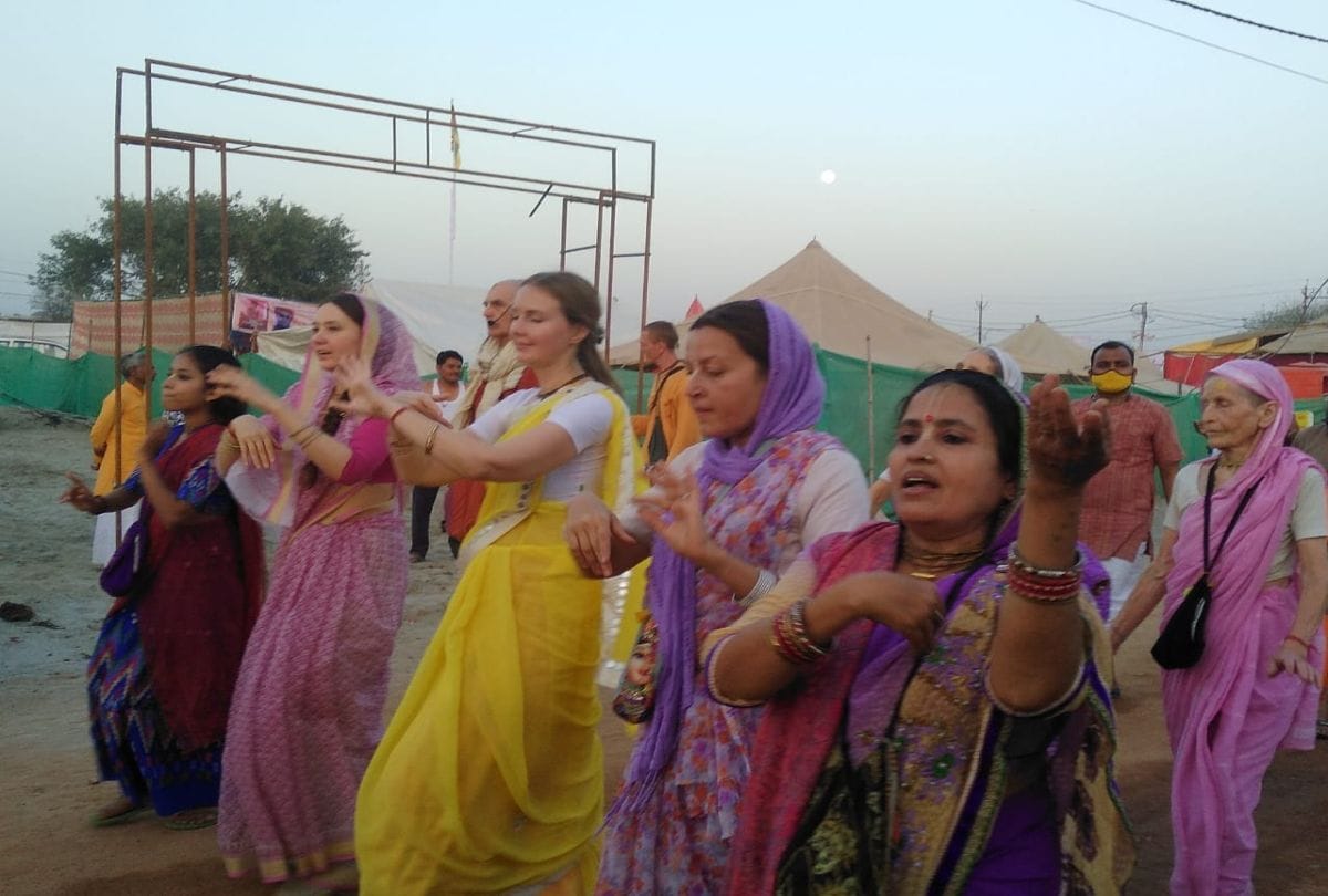 huge crowd of devotees gathered in vrindavan kumbh mela