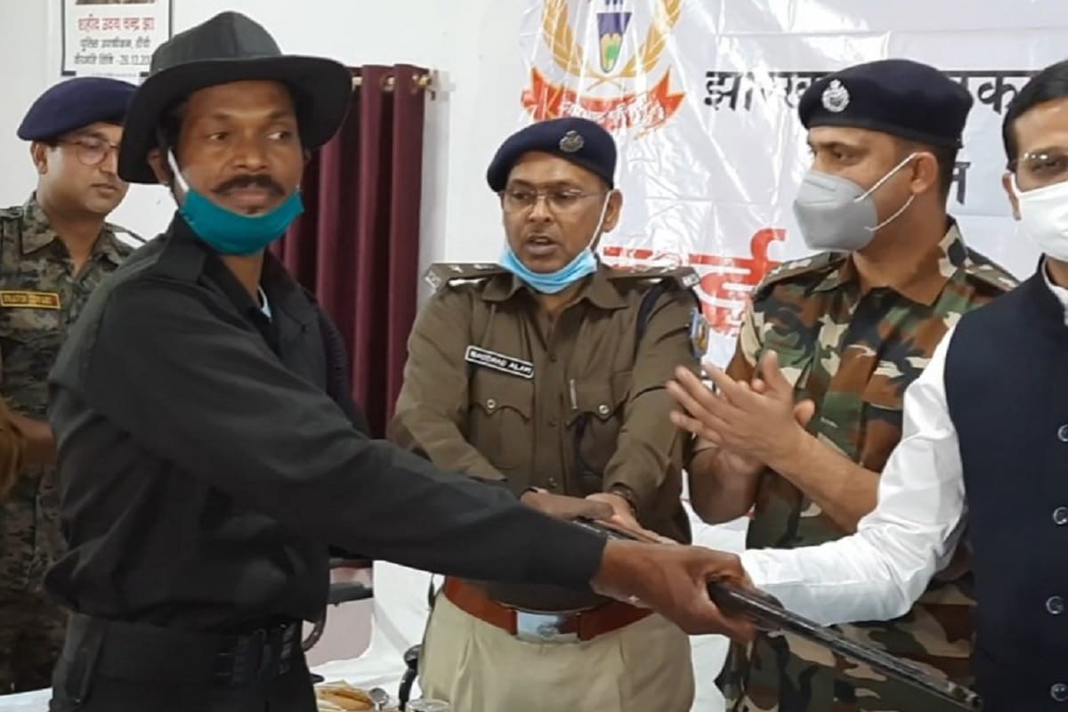 A naxal carrying a reward of Rs 10 lakhs on his head surrendered in Ranchi