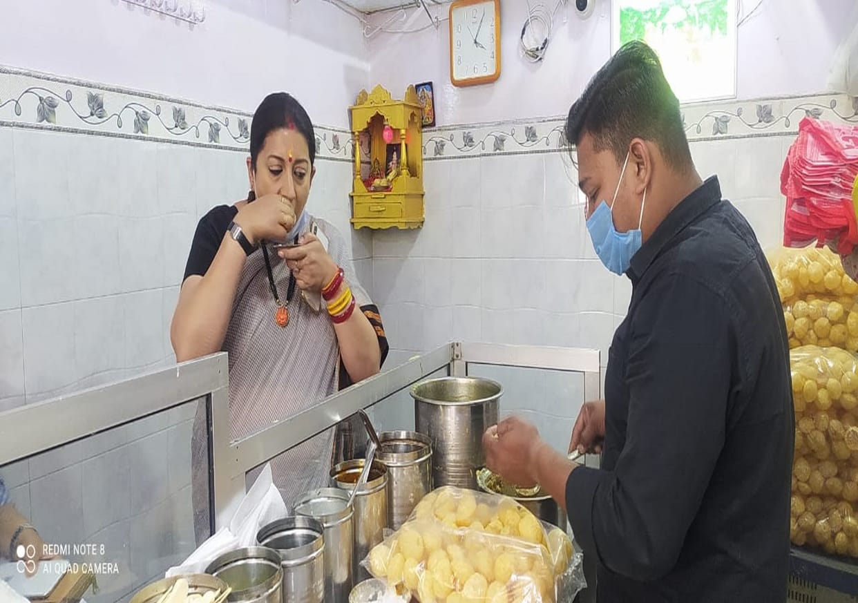 Union Minister Smriti Irani ate Golgappa at a chat shop in Varanasi