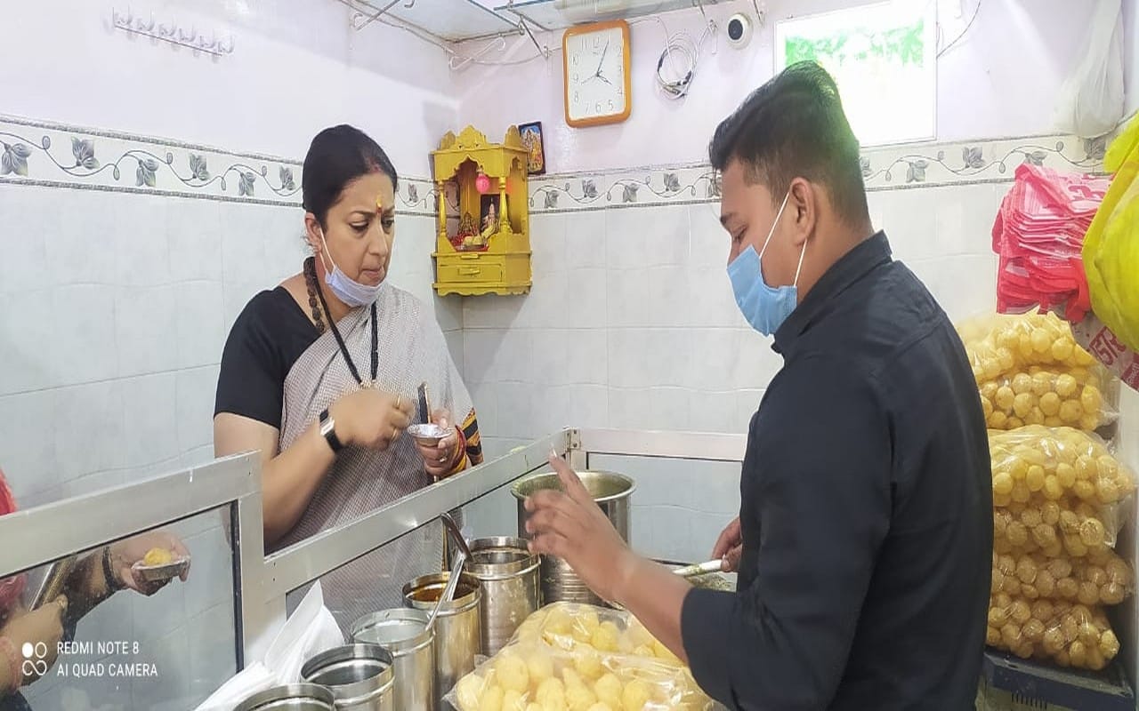 Union Minister Smriti Irani ate Golgappa at a chat shop in Varanasi