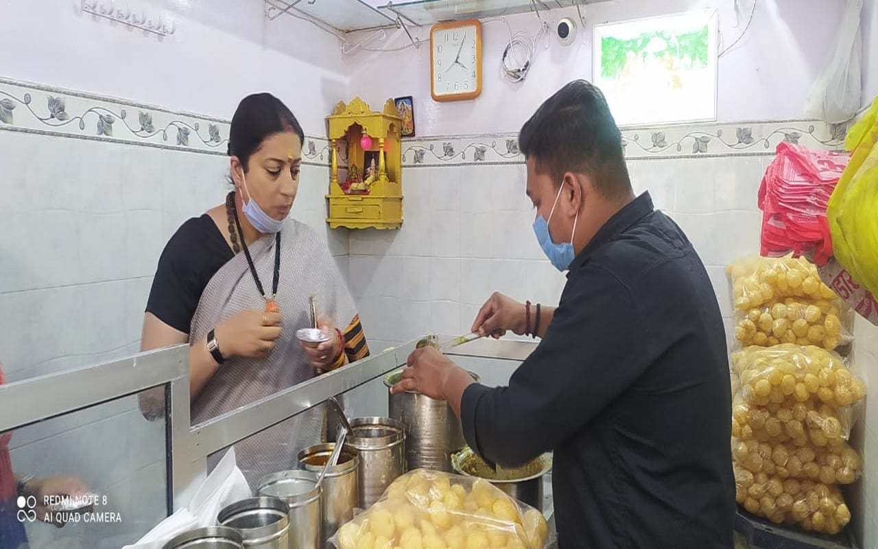 Union Minister Smriti Irani ate Golgappa at a chat shop in Varanasi