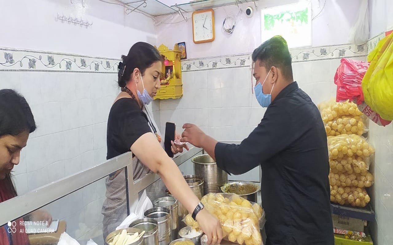 Union Minister Smriti Irani ate Golgappa at a chat shop in Varanasi