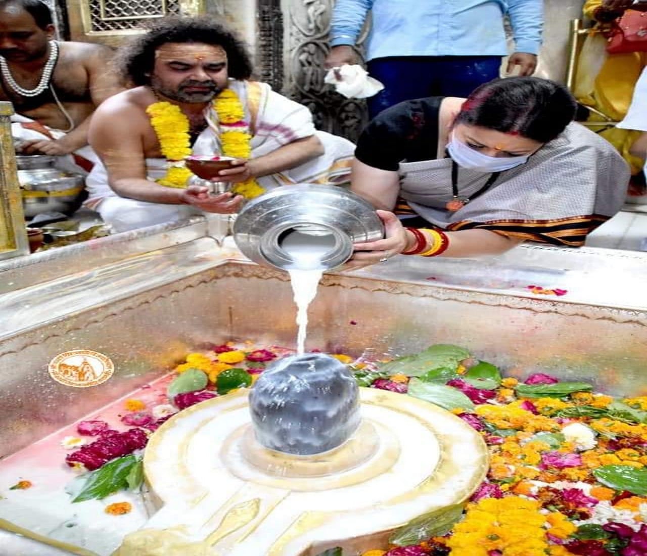 Union Minister Smriti Irani ate Golgappa at a chat shop in Varanasi