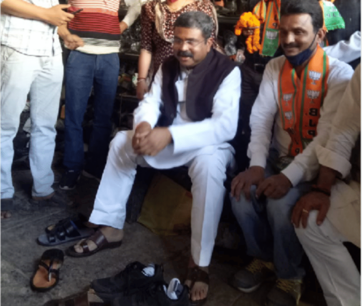 LPG kitchen price gas will be reduce expected in late march month said Petroleum Minister Dharmendra Pradhan