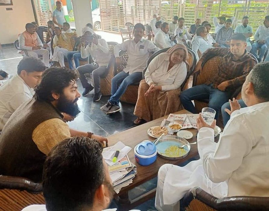 Sanjeev Balyan arrives at BKU's female leader Sohanaviri's house
