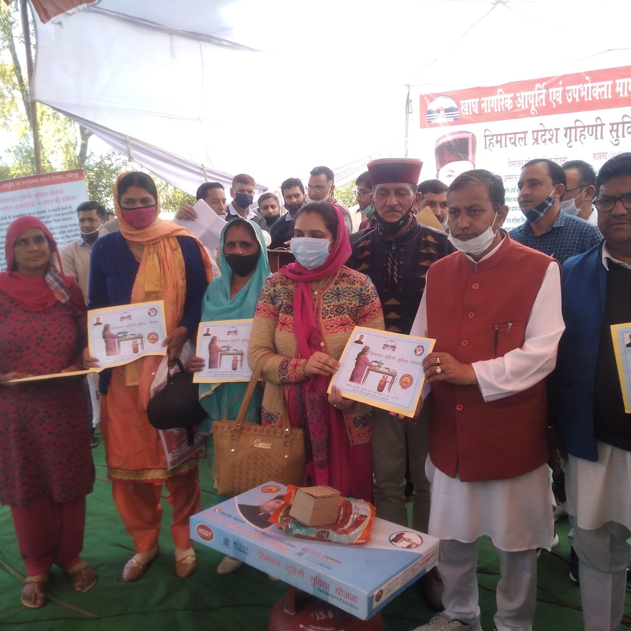 minister distribute free gas connection