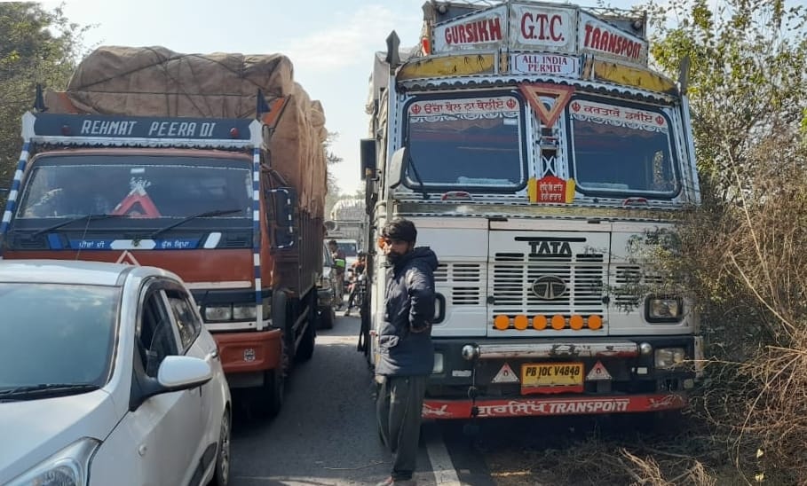 Barrage route is narrow, every day jam