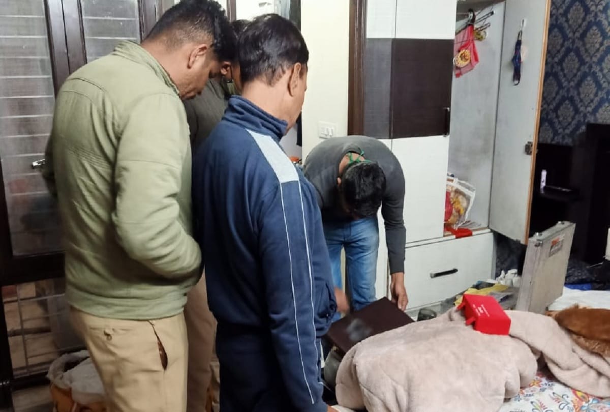 Robbery in Ghaziabad Rajnagar sector 6 businessman house family and children scared