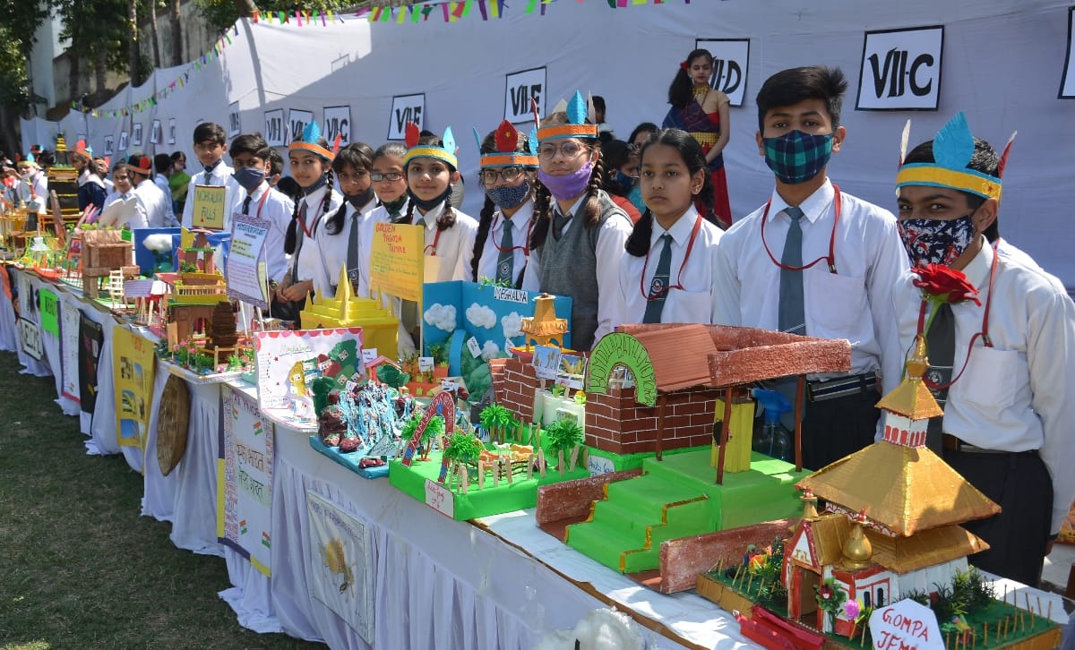 Masks, puppets and caps became the center of attraction