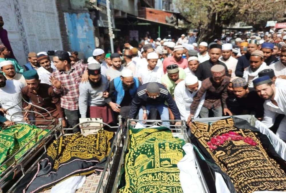 Uttarakhand Haldwani Accident News: Huge Crowd in Four Family Members Funeral Together photos